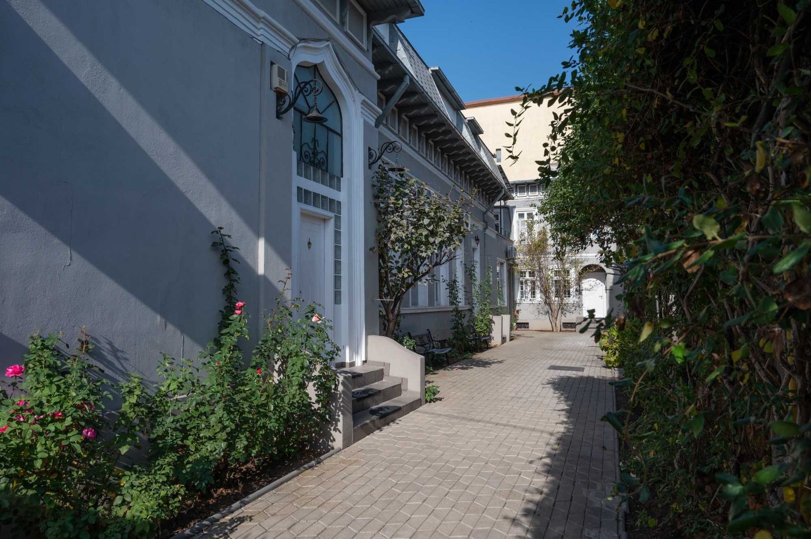 Vând imobil 418 mp locuibil, în zona Casa Poporului locuit sau birouri - Poză 2