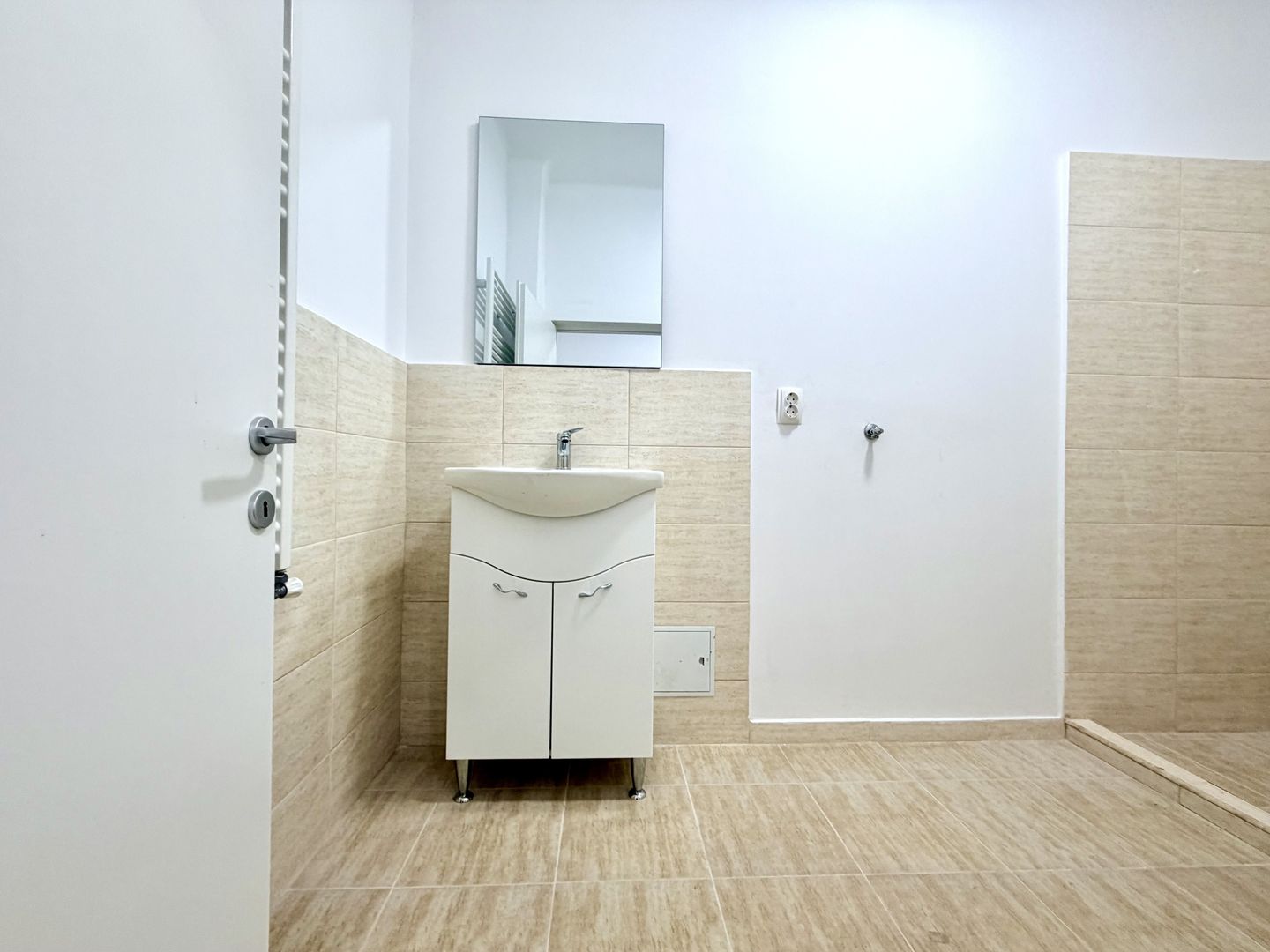 Spațiu comercial de închiriat – artera principală în nordul orașului. - Poză 12