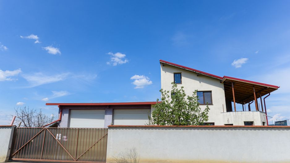 De vanzare casa+garaj/hala, teren 580mp, ideala pentru business - Poză 1