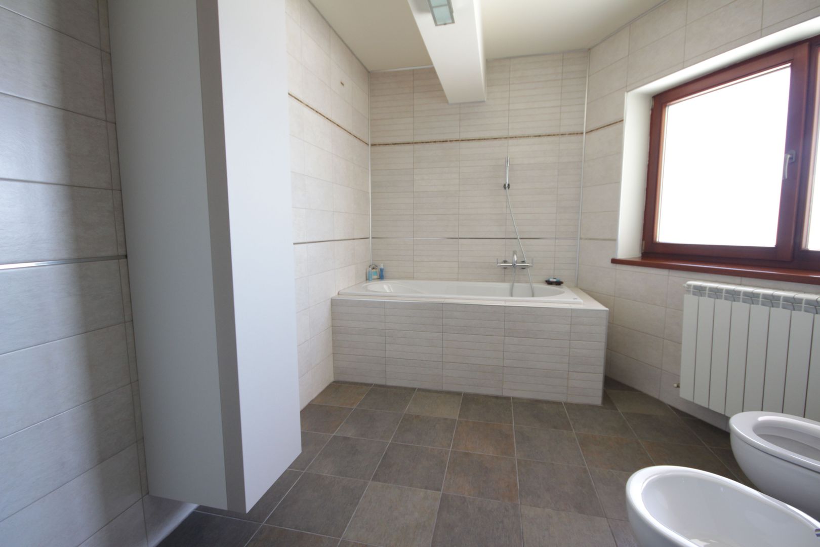 O casa deosebita cu Piscina - Poză 21