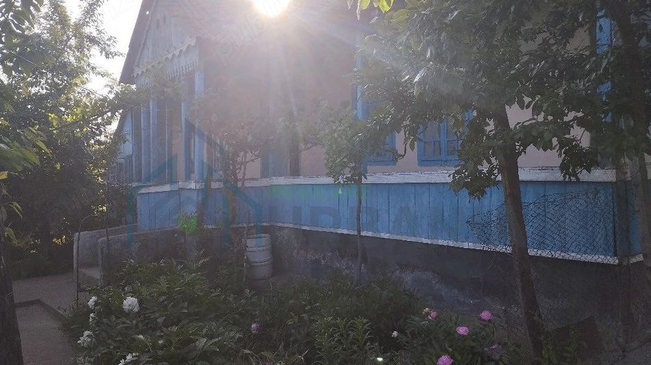 Casă bătrânească de vânzare în Totoiești – teren intravilan 2128 mp, cu fântână, beci, anexe și livadă - Poză 1