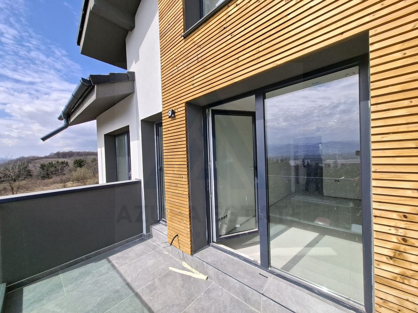 Apartament premium 61.4 mp utili 3 camere 2 bai curte 50 mp Cristian - Poză 2