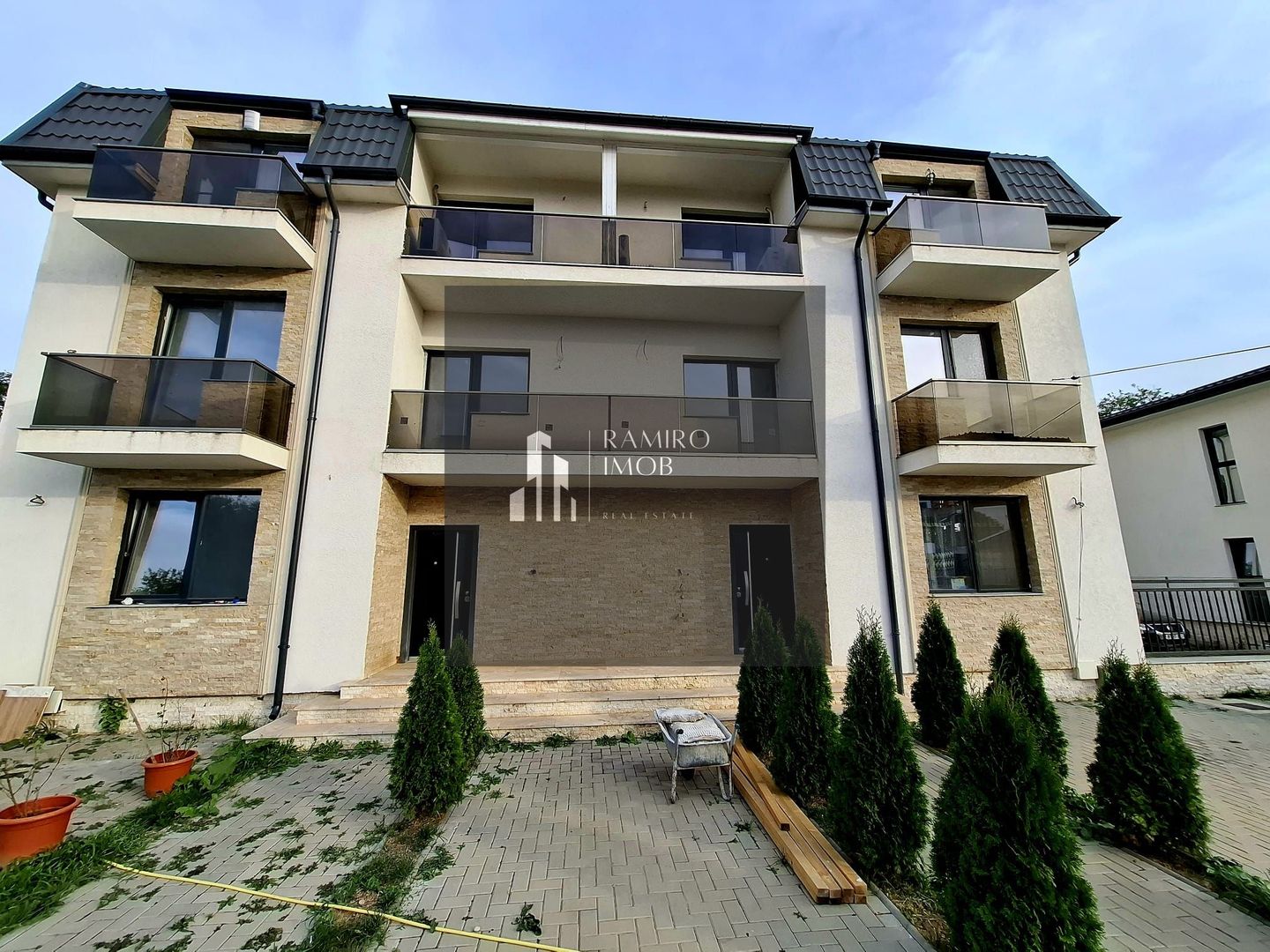 BUFTEA - APARTAMENT 3 CAMERE CU TRERASA SI CURTE. - Poză 1