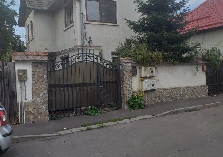 Casa cu etaj 5 camere,2 bai toate dependințele,de vânzare în  Brașov zonă ultracentrala singur curte - Poză 1