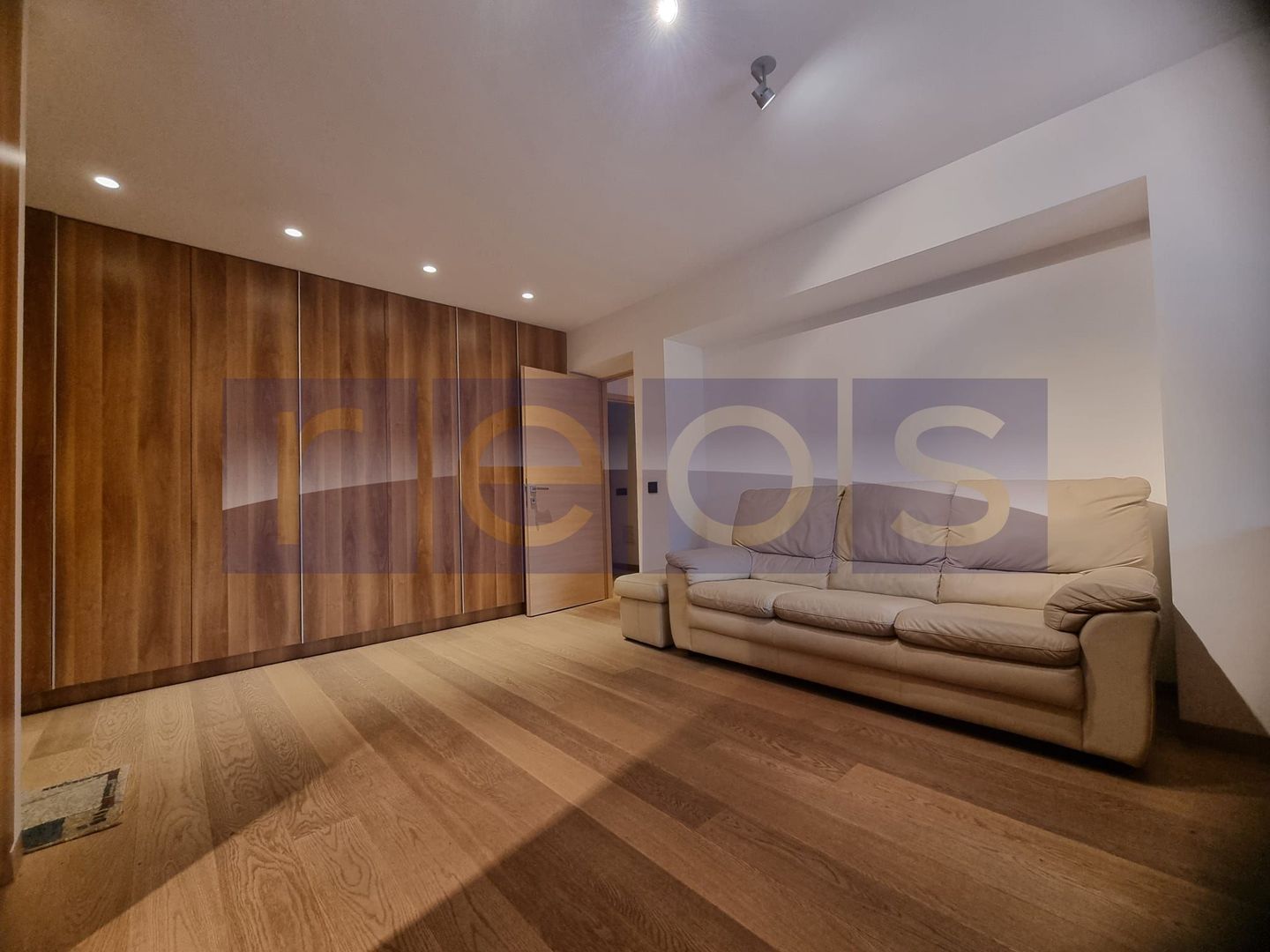 VANZARE 3 CAMERE SEMIDECOMANDAT - Mall Vitan - Poză 1