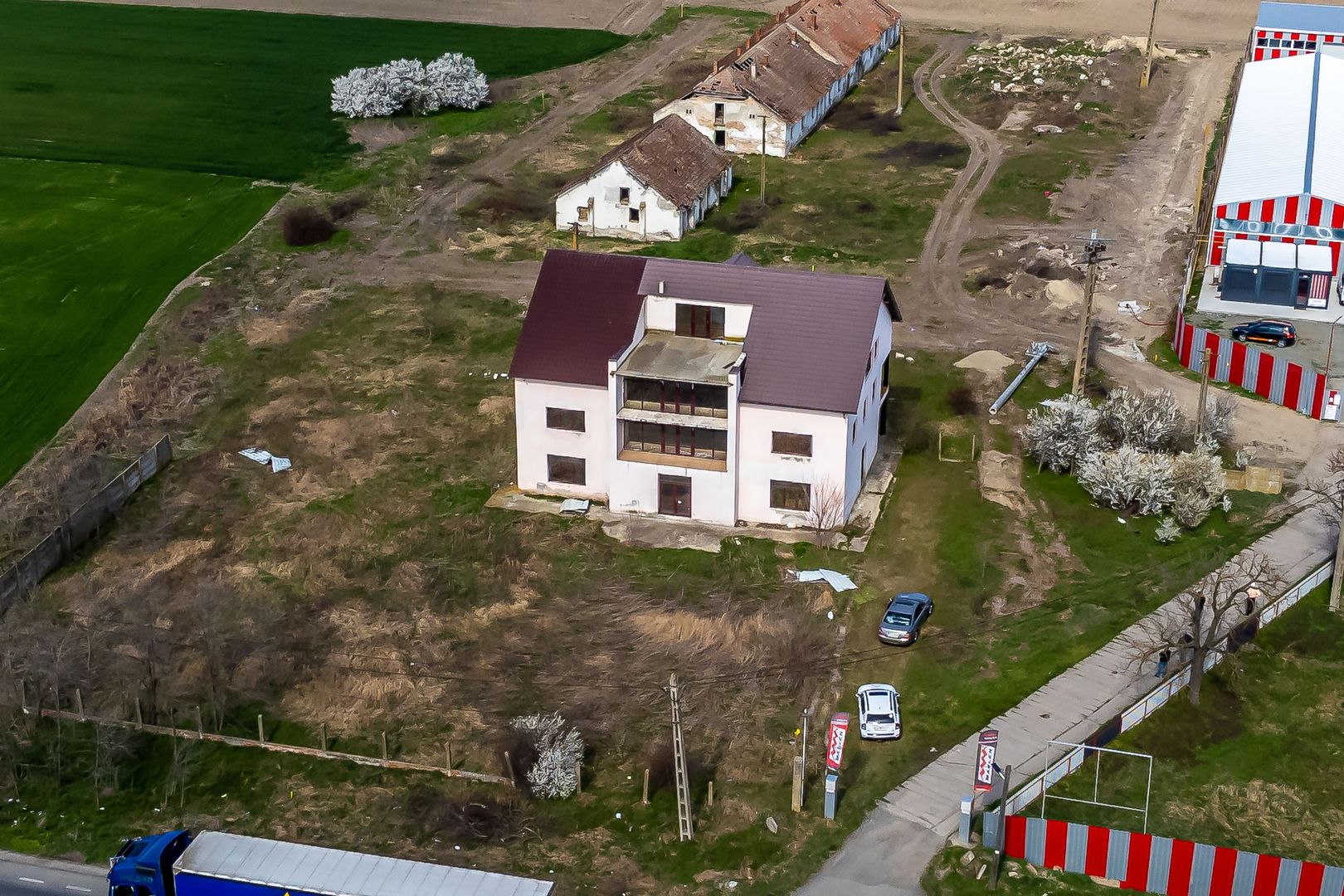 Clădire tip birouri/casă persoane vârstnice cu 3445 mp teren - Poză 4