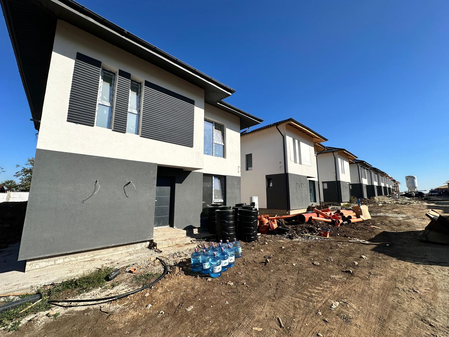 CASA SINGULARA- 5 CAMERE, TOATE UTILITATILE, FINISAJE PREMIUM,COMIS 0% - Poză 1