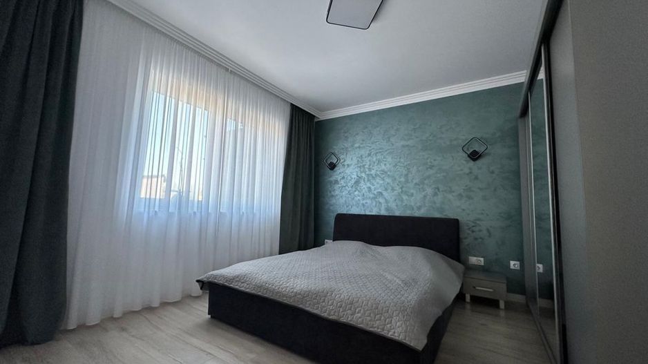 Vând apartament cu trei camere - Poză 4