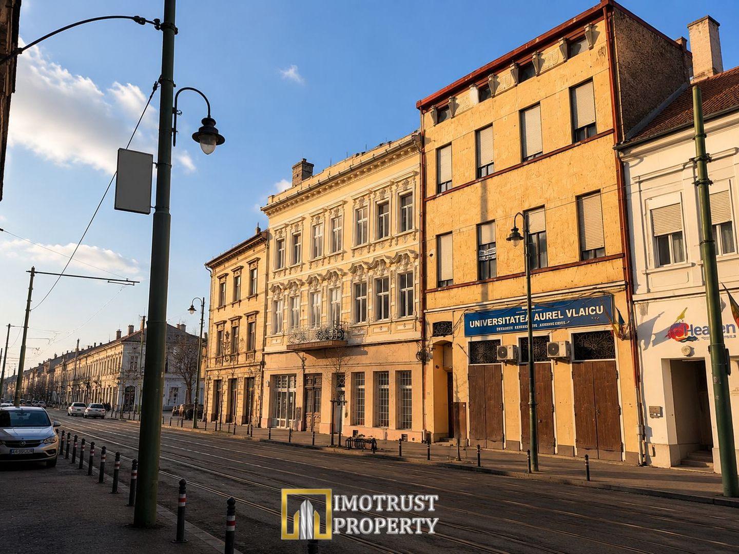 Apartament ultracentral de vânzare - 4 boxe incluse + acoperiș nou - Poză 6