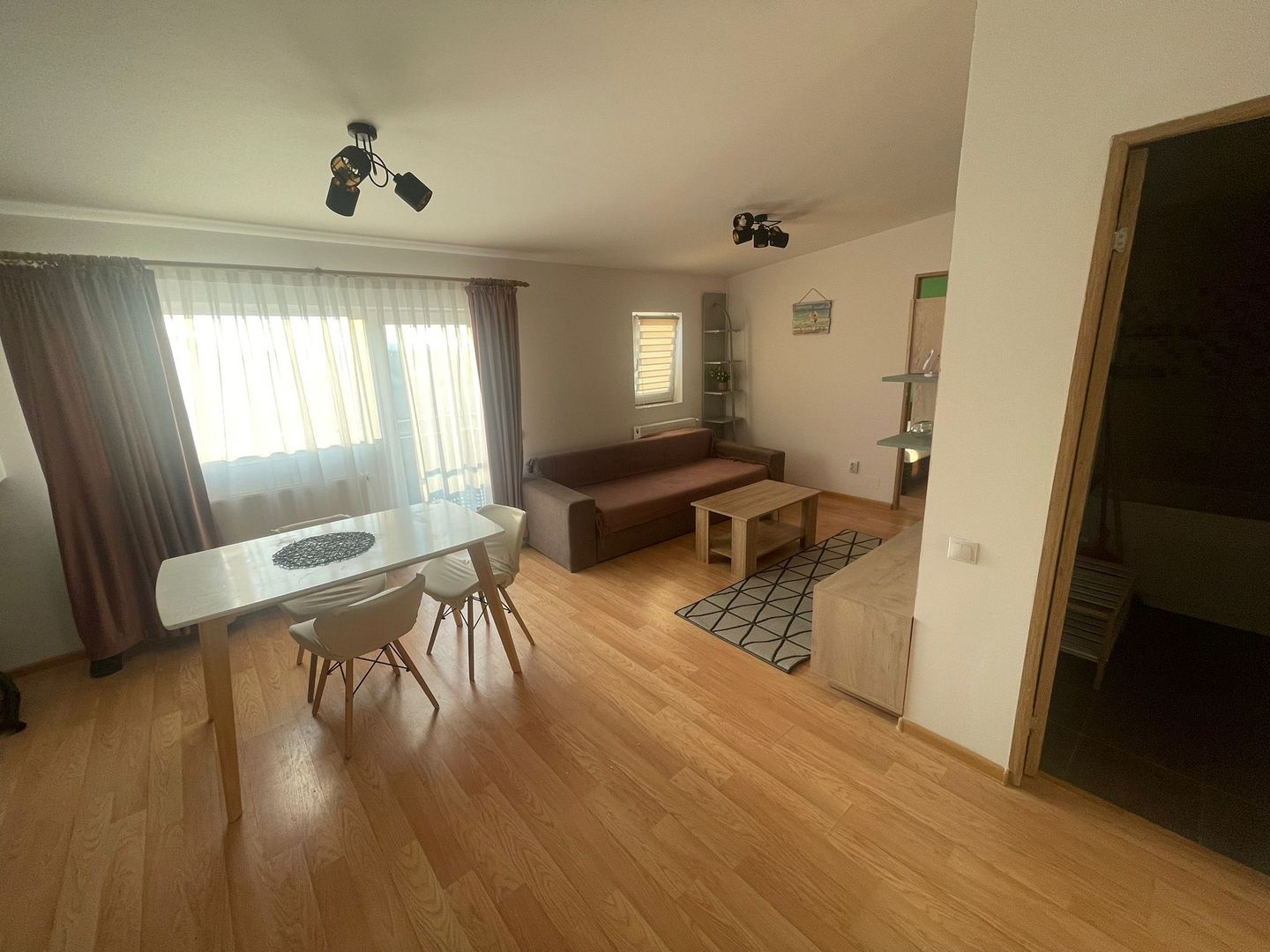 Apartament de inchiriat | Florilor | Balcon | 45 mp - Poză 2