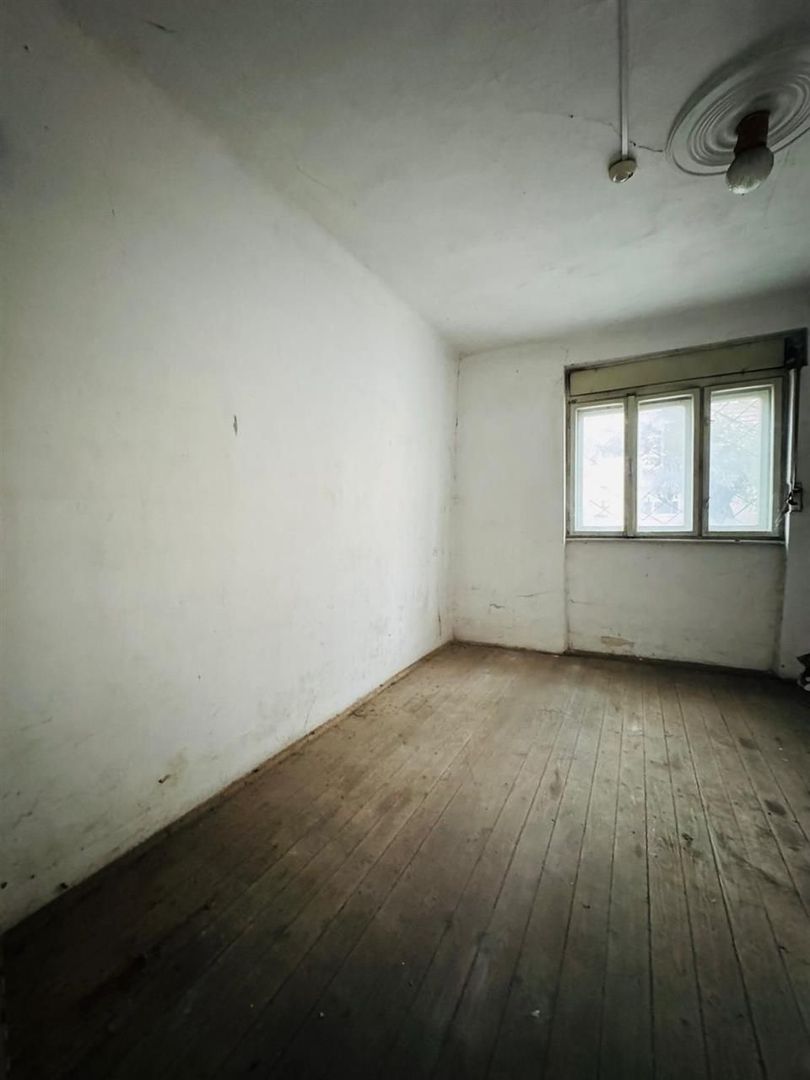 Casa singur in curte cu acces auto si teren 270 mp in zona Razboieni - Poză 2