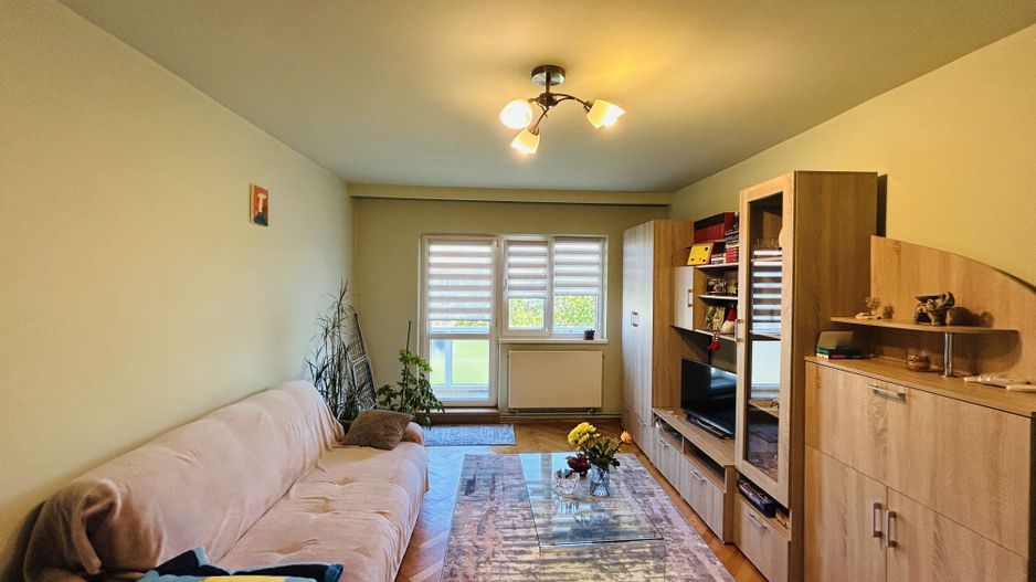 Apartament decomandat, cu 3 camere, 2 bai, 2 balcoane - Zona Strand - Poză 3