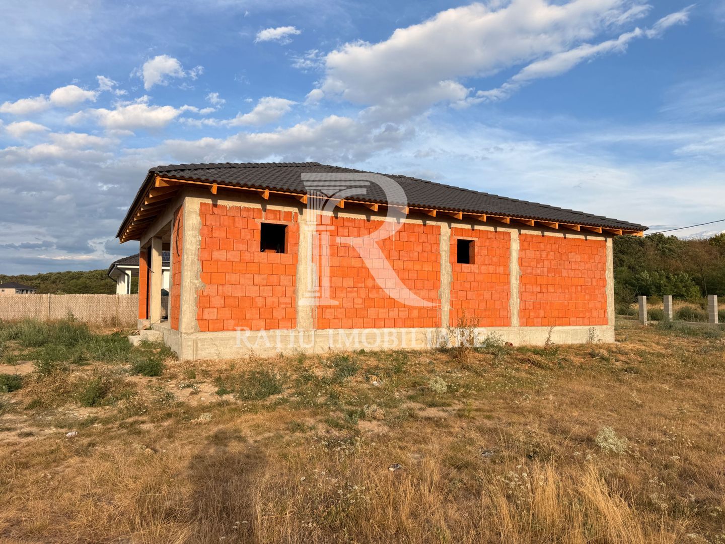 Casă la roșu de vânzare | Alparea | 1.000 mp teren - Poză 4