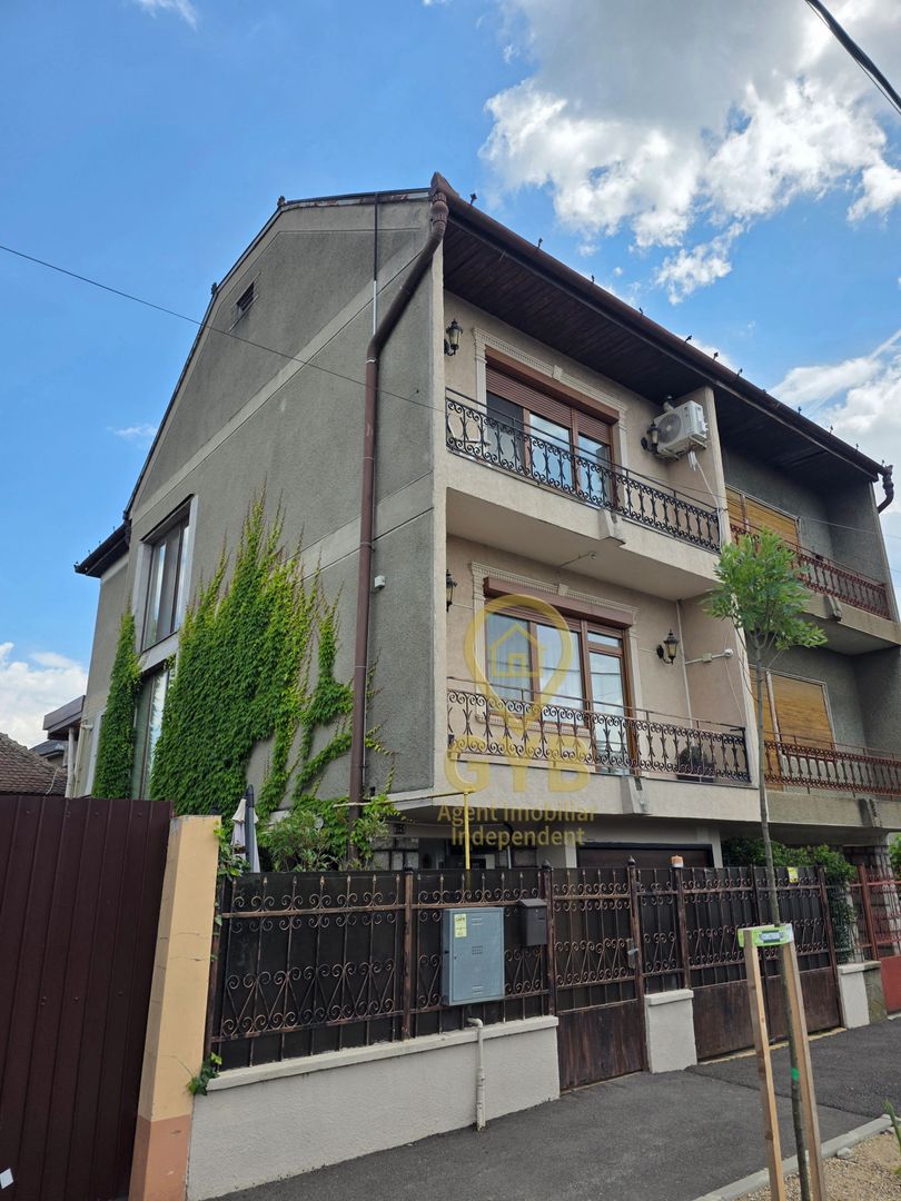 Casă cu garaj și panouri fotovoltaice în centrul orașului Salonta - Poză 2
