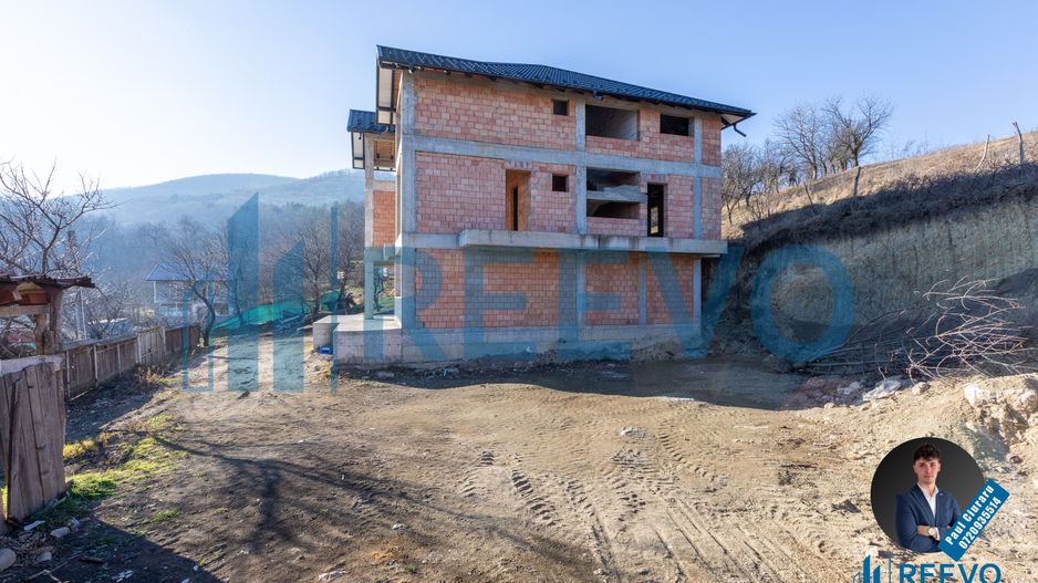 Pensiune/Vilă la roșu P+E+M în Sărata - Poză 6