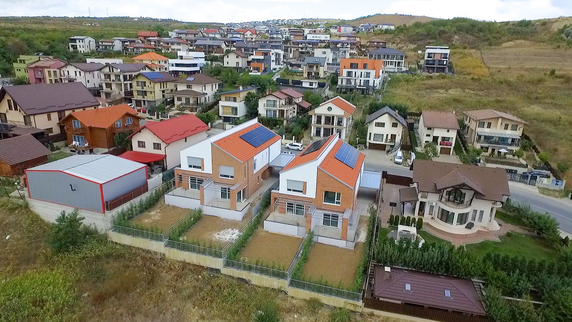 Duplex modern in Voronet, 136 mp utili, garaj si teren 325 mp - Poză 3