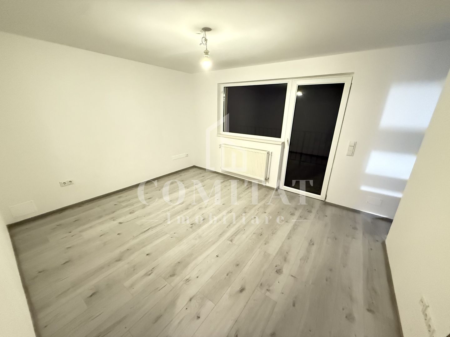 Casa înșiruită cu 4 camere | Parcare | Zona străzii A. Iancu Floresti - Poză 1