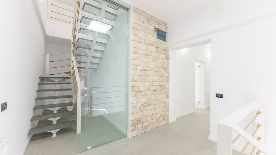 Clădire modernă P+1+M în centrul orașului - Poză 9