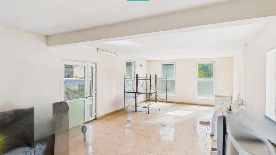 Casă și centru comercial, în localitatea Lazuri - Poză 3