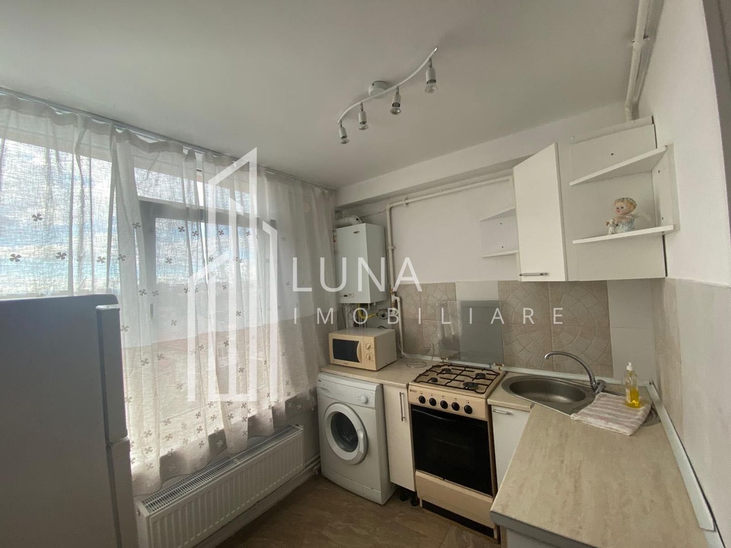 Garsonieră semidecomandată, mobilată, cu parcare și 2 boxe incluse - Poză 1