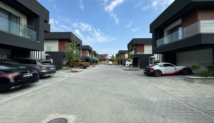 Avangarde By The Lake