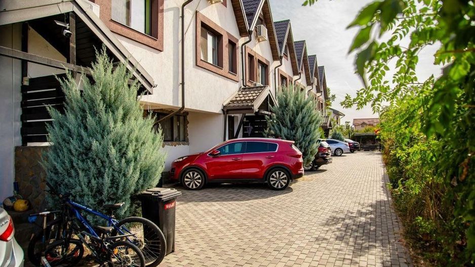 Casă complet mobilată P+1+M - Curte şi loc de parcare- - Poză 16