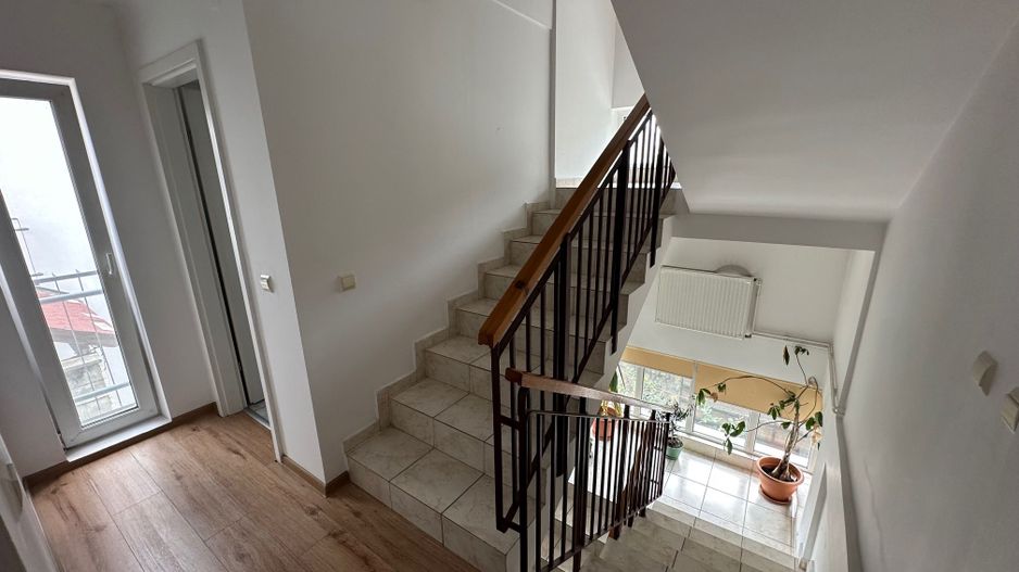Casă / Vilă cu 5 camere zona Lunei - Poză 28