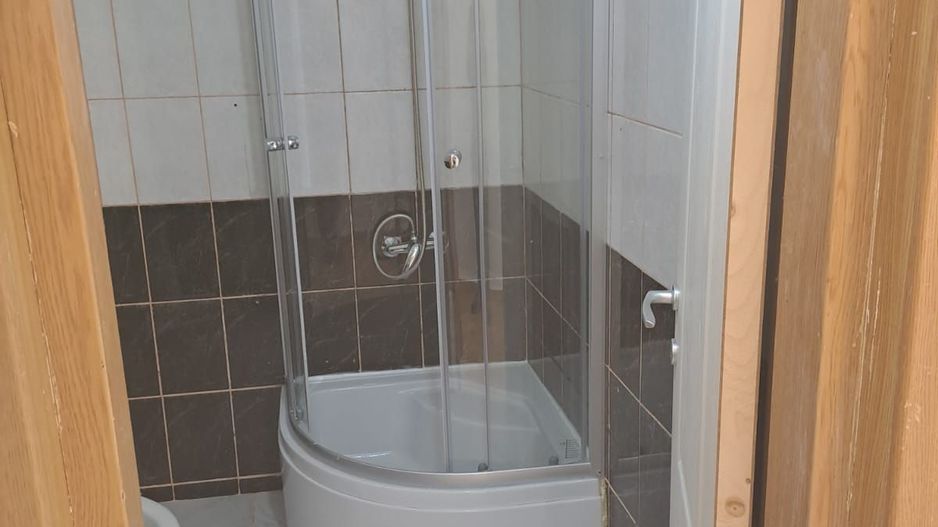 Etaj de inchiriat/ camere+ bai/bucatarie/spalatorie - Poză 10