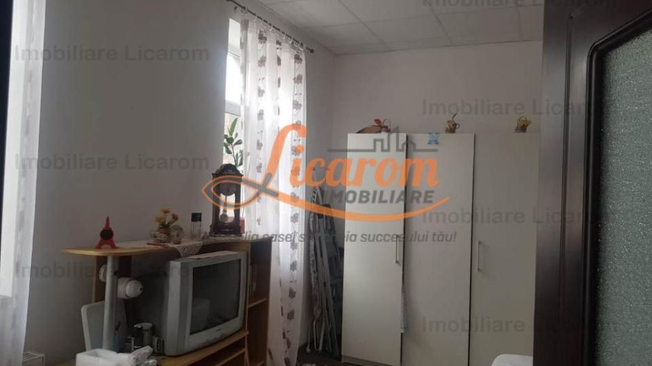Corp de casa Blumana, zona str Lunga,curte,pod,beci. - Poză 8