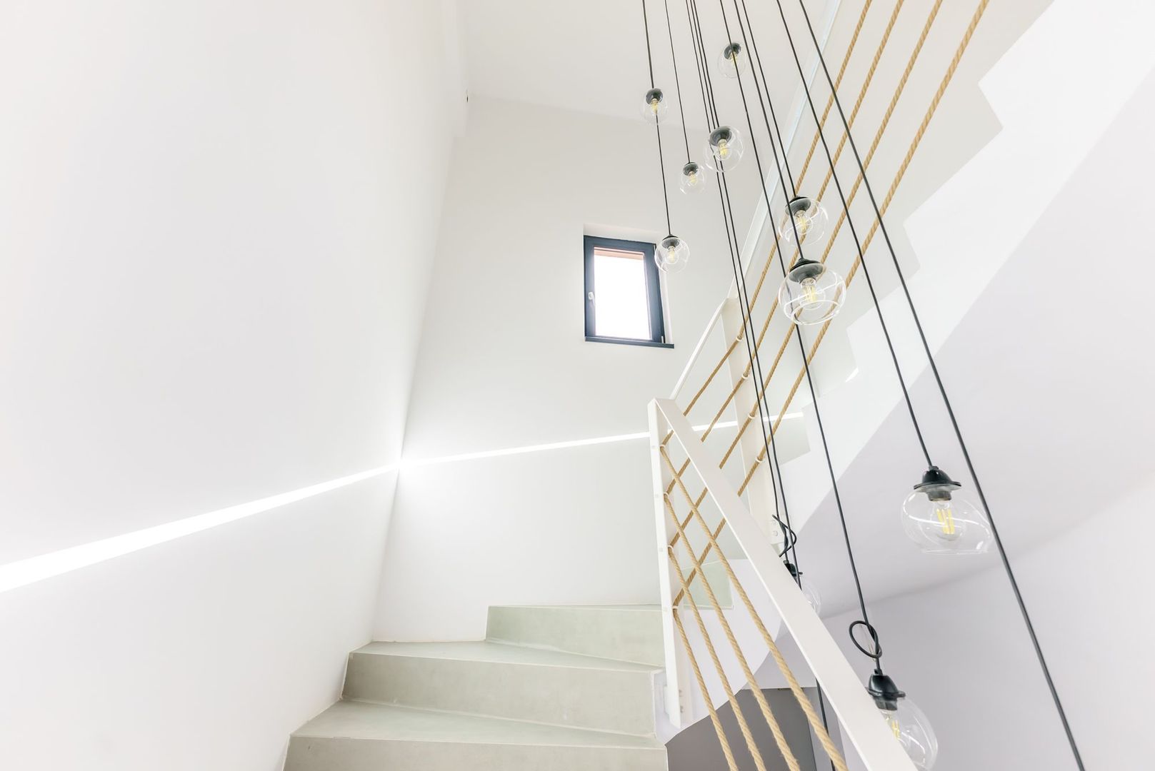 Clădire modernă P+1+M în centrul orașului - Poză 8