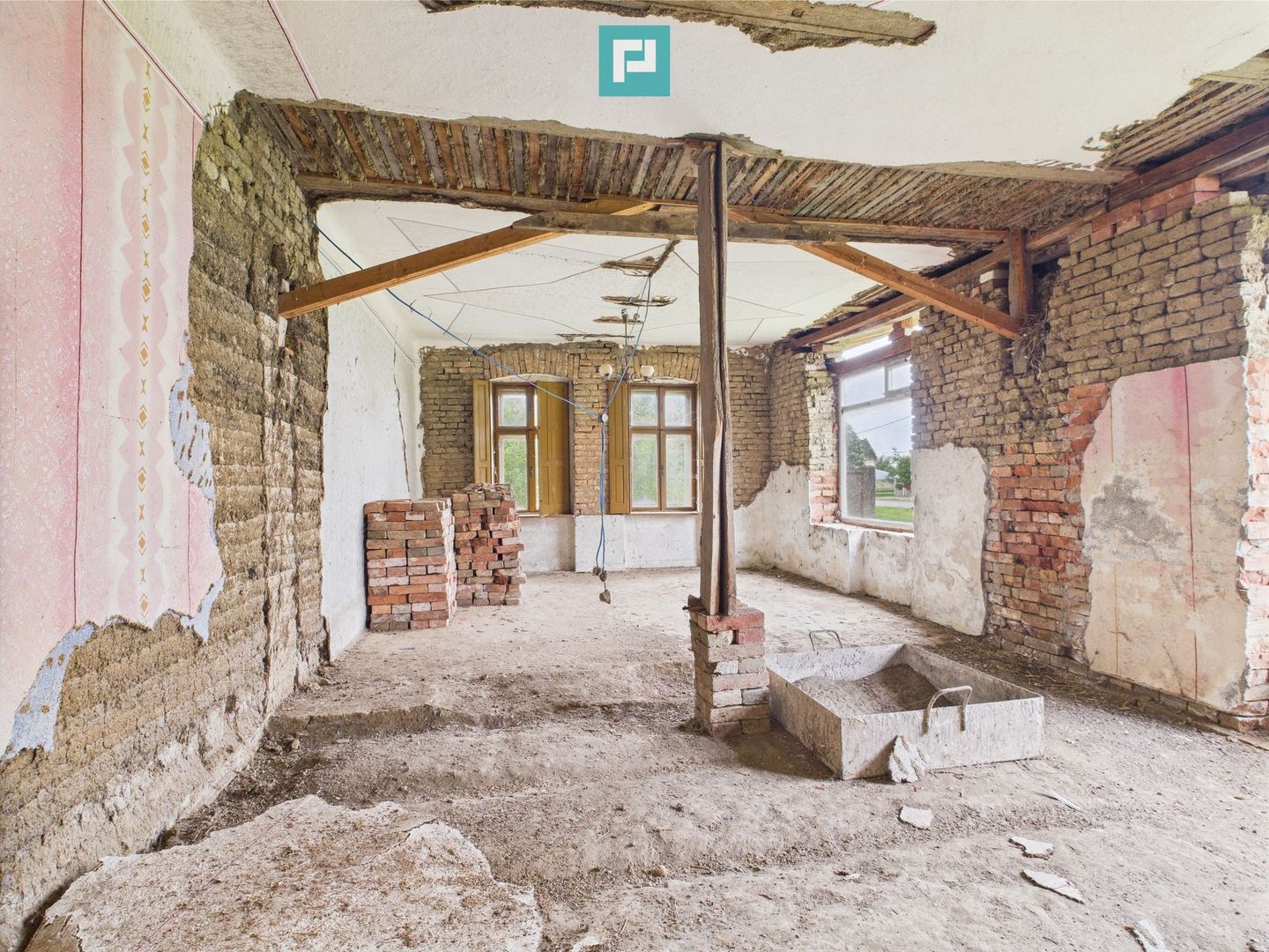 Casă de reabilitat pe teren generos- Comuna Variaș - Poză 31