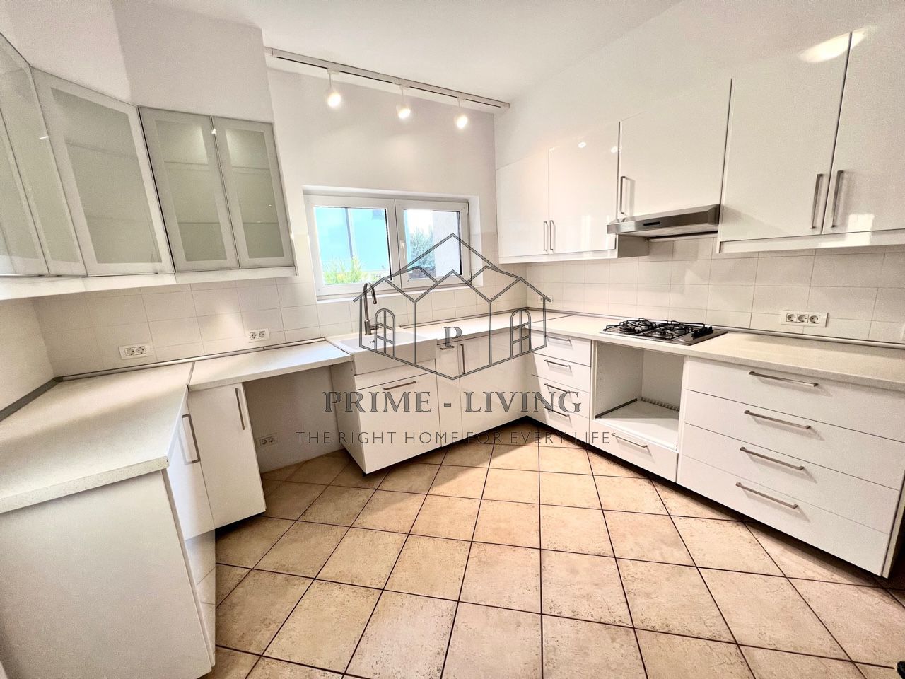 VILA CU 5 DORMITOARE LA INCHIRIERE IN COMPLEX REZIDENTIAL - Poză 2