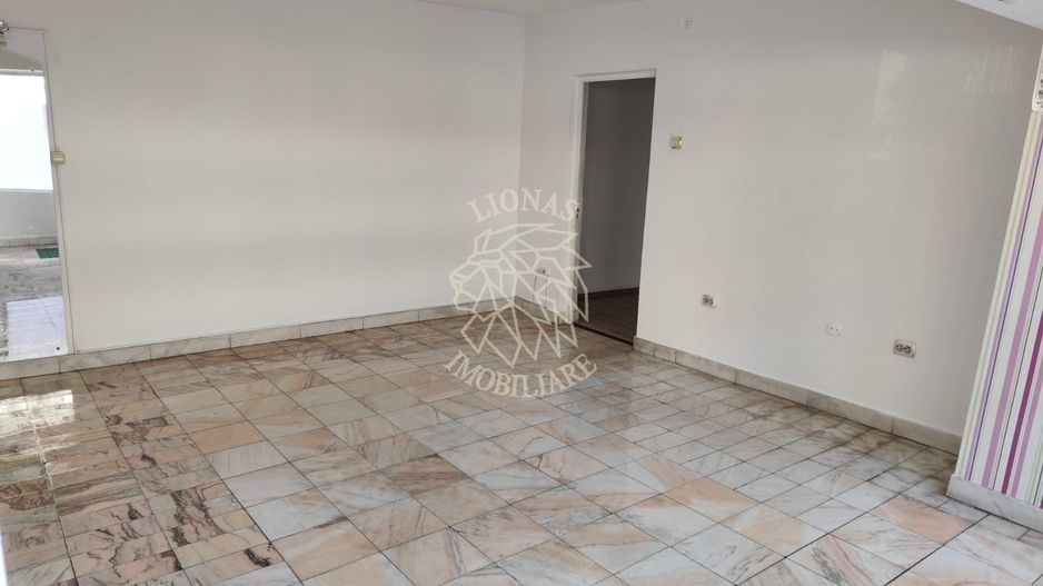 Spatiu comercial 40 mp la strada-ideal magazin, salon, florarie-Han - Poză 1