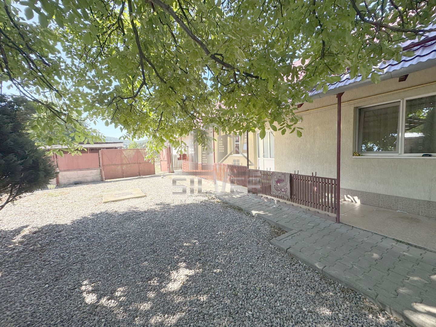 Casa cu curte comuna la 5 minute de Vivo! - Poză 2