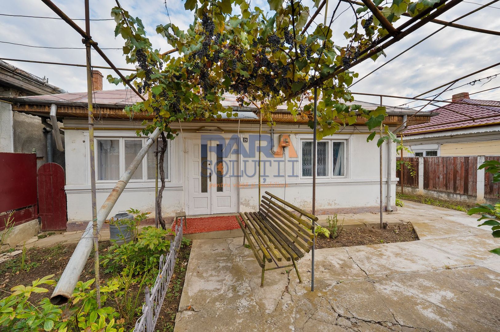 Casă în Roman, din cărămidă - Poză 1