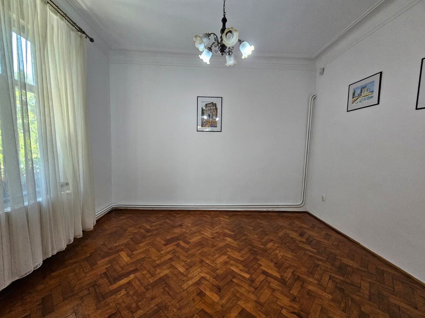 Casa eleganta cu tavane inalte si gradina superba - Poză 11