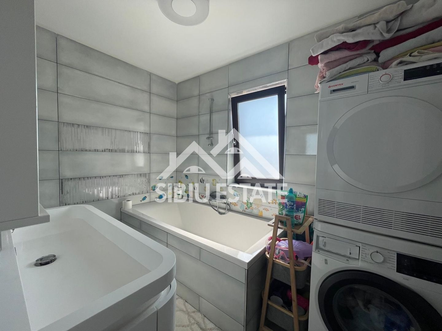 Duplex elegant cu 5 camere, 2 bai, curte in Cristian - Poză 17