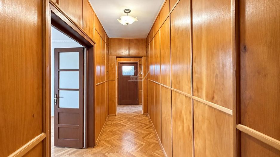 Bloc tip asociatie - zona Kiriac. 4 camere, 3 balcoane. Garaj si boxa. - Poză 18