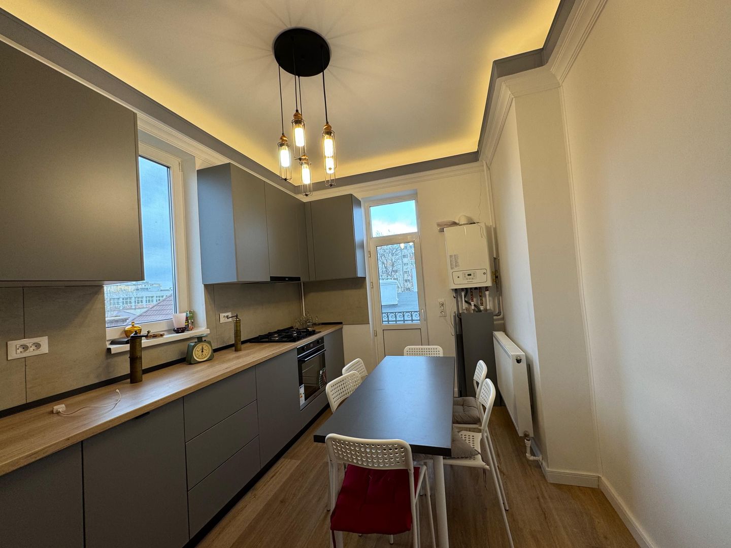 Etaj intreg, 5 camere in VILA INTERBELICA 180 mp, renovat - Poză 17