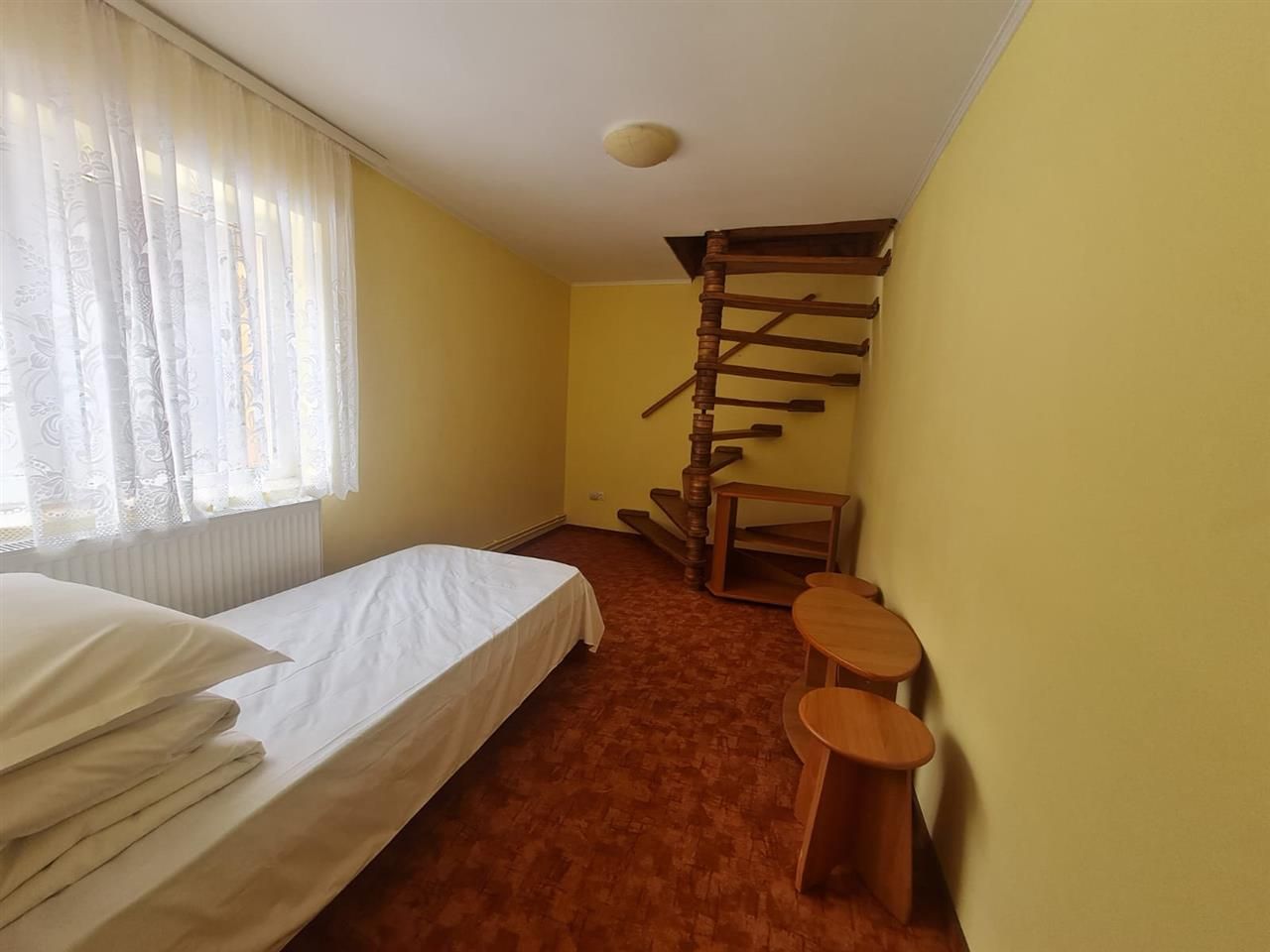 Cu 4.200mp teren, Vila cu potential turistic, in inima Predealului - Poză 14