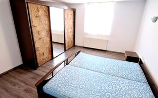 Oferim spre inchiriere, Apartament spatios, 4 camere, pentru locuit sau Firme - Poză 2