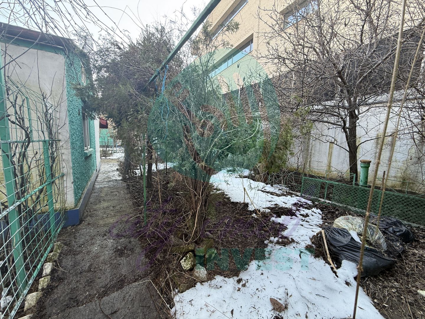 "Casa bunicii" pe un lot de teren de 307 mp - Poză 3