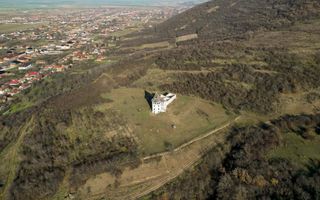 Castel cu vedere panoramică pe dealul Șiriei - Poză 19