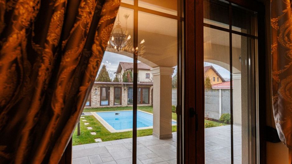 Casa de Lux cu Design Clasic și Piscină la limita dintre Timișoara și Dumbrăvița - Poză 1