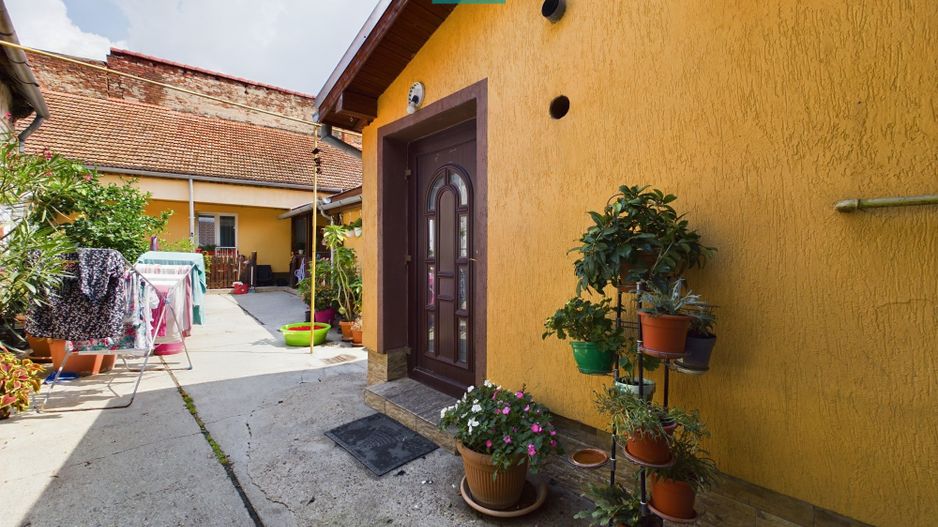 Apartament la curte comuna, Boul Roșu. - Poză 1