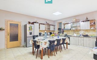 Casă cu 4 camere și teren de 1.910 mp în Macea - Poză 4