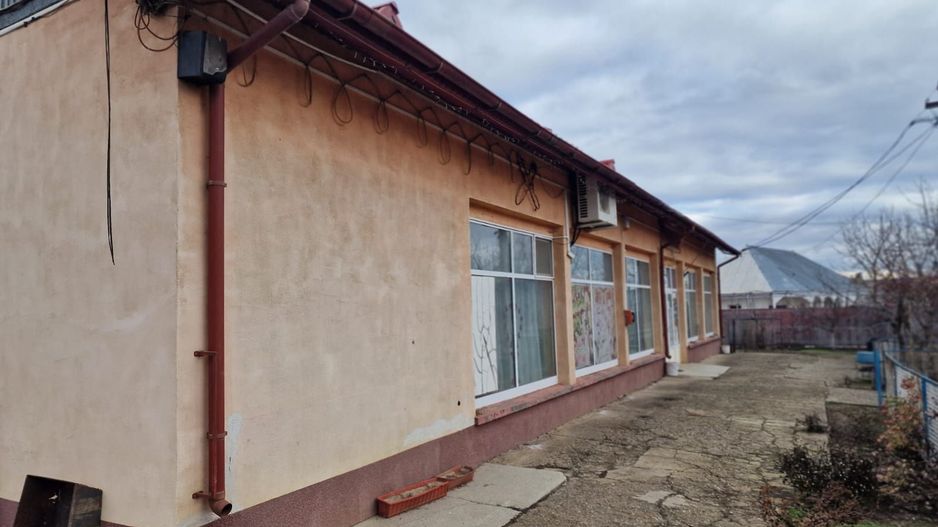 Se oferă spre vânzare / închiriere clădire cu spațiu comercial - Poză 14