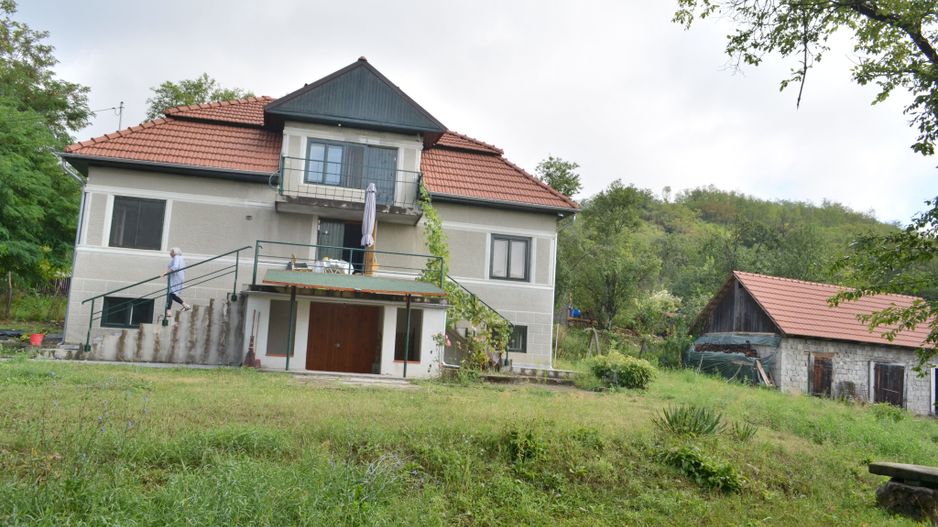 Casa renovata la tara complet mobilata si utilata - Poză 1