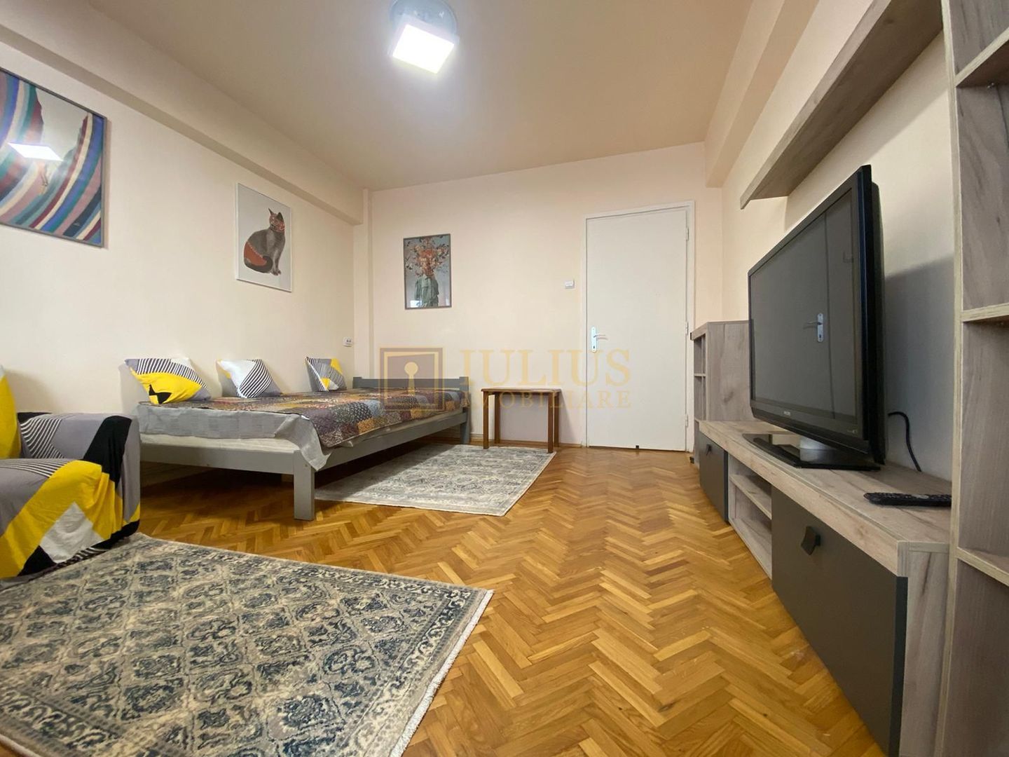 2 dormitoare, centrala proprie, bucatarie inchisa. Piața Libertatii. - Poză 4