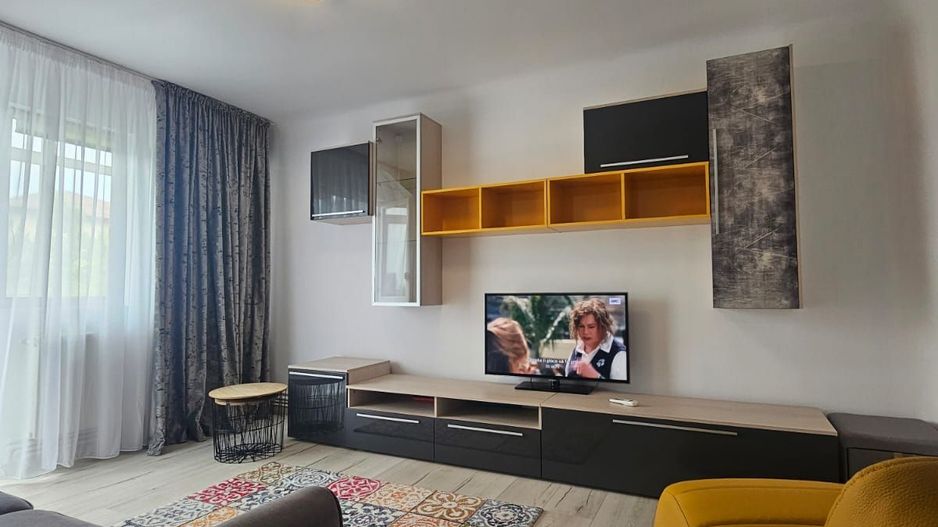 Apartament 3 camere, decomandat- 1 Mai, Sara - Poză 1